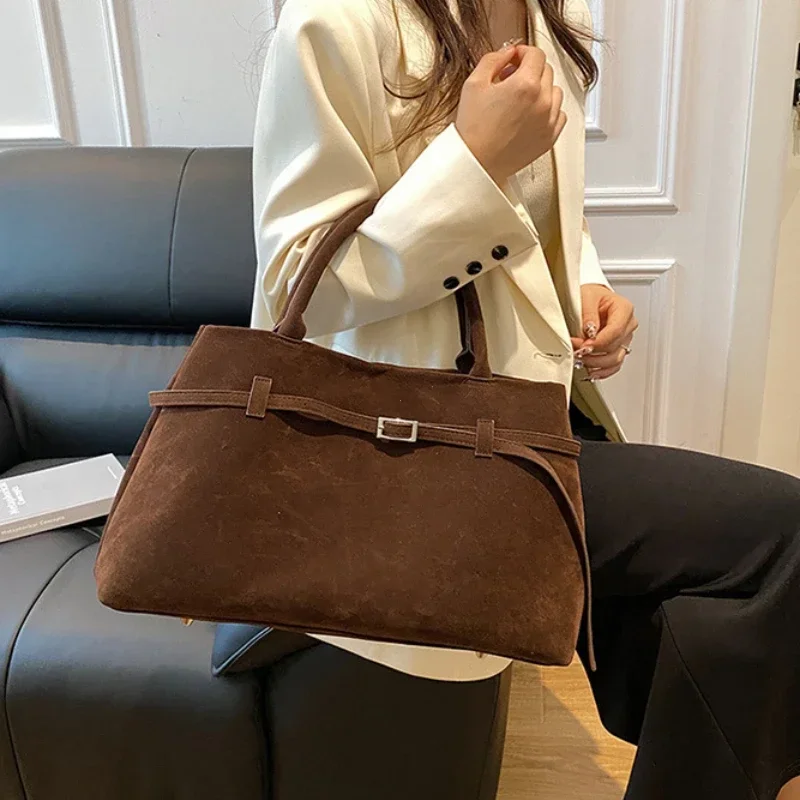 Women Bags Sale - Damska torba z ozdobną klamrą, wykonana